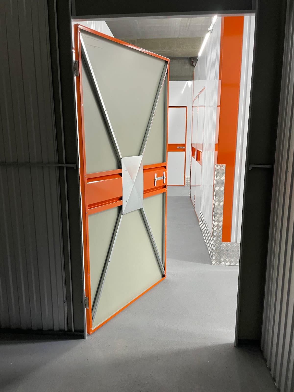 Offene Lagerbox-Tür mit Blick in den hellen Flur bei PlatzPlus Bochum